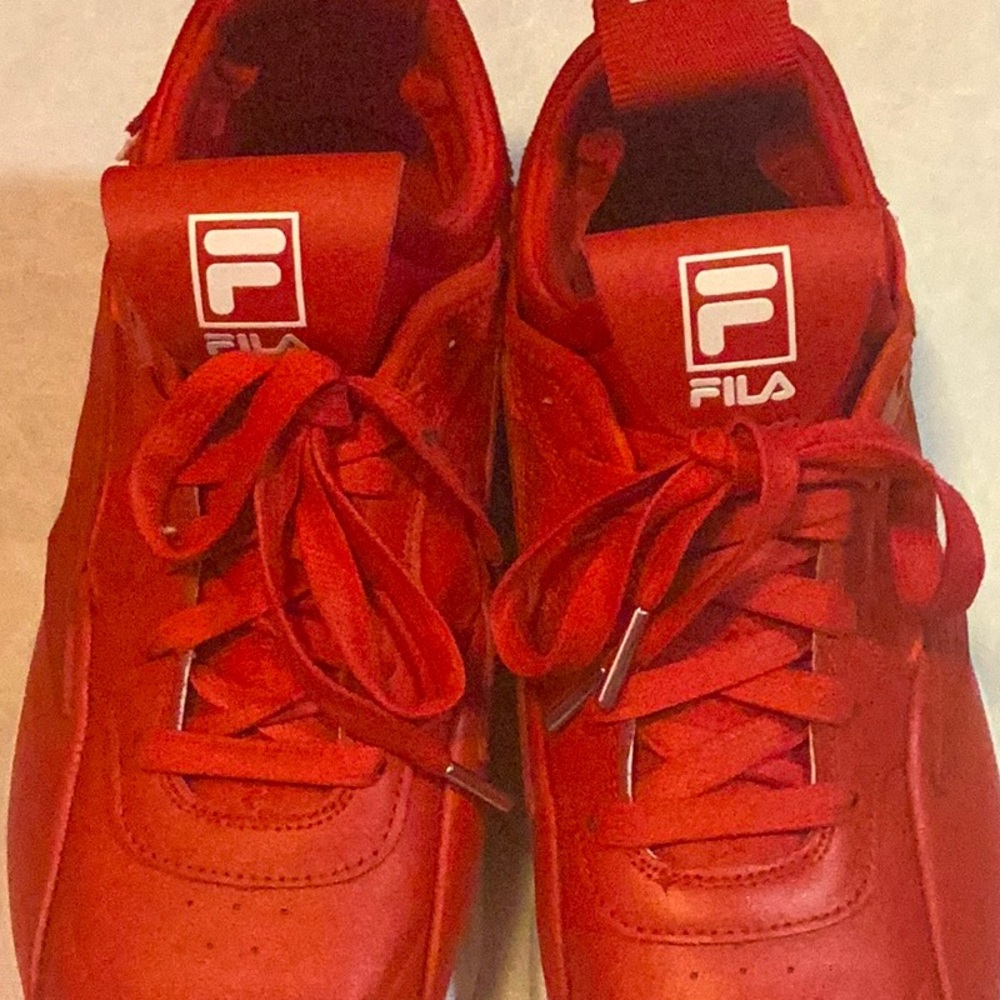 Like new Women,s FILA sneaker. RED